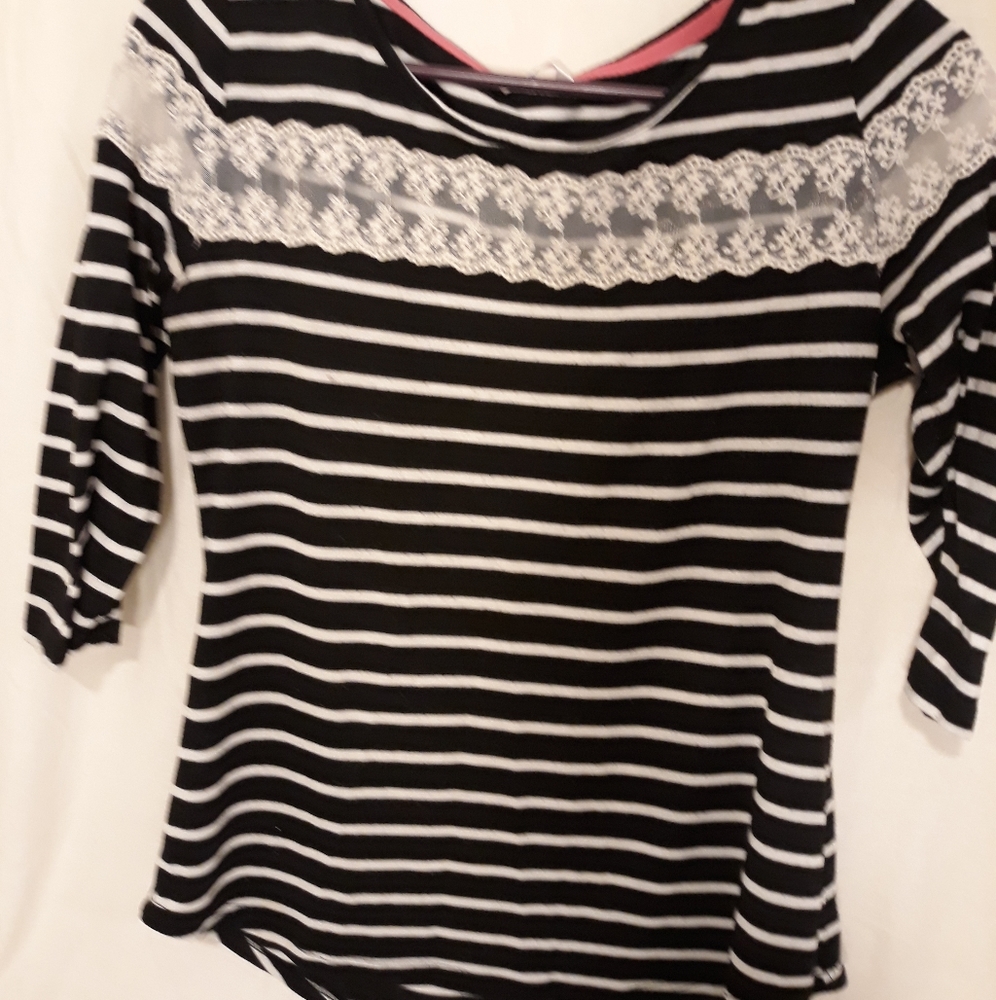 Ladies  Lace Trimmed Black/ White Wallflower Top **2/$15** - Picture 1 of 4